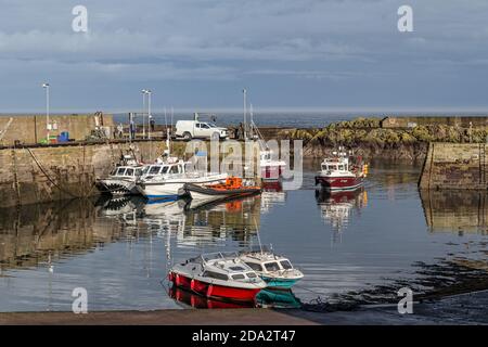 Fischerboote im Hafen von St Abbs, einem kleinen Fischerdorf in der Nähe von Coldingham in Berwickshire, Schottland Stockfoto