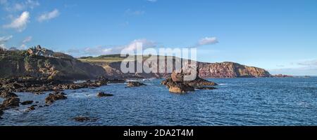 Panorama der dramatischen Küste von St. ABB's Head, Berwickshire in den Scottish Borders, Schottland, aufgenommen von der Hafenmauer in St. Abbs Stockfoto