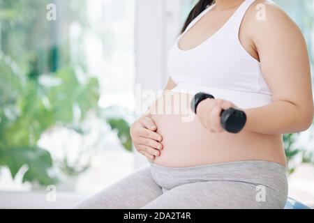 Schwangere Frau Ausübung Stockfoto