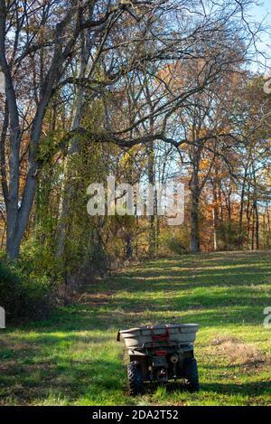 Geländewagen auf einem grasbewachsenen Pfad bei Herbstbäumen Stockfoto