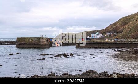 Fischerboote im Hafen von Burnmouth, dem ersten Dorf in Schottland nach der Überquerung der englischen Grenze nach Berwickshire in den schottischen Grenzen Stockfoto