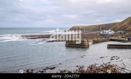 Fischerboote im Hafen von Burnmouth, dem ersten Dorf in Schottland nach der Überquerung der englischen Grenze nach Berwickshire in den schottischen Grenzen Stockfoto