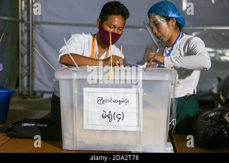 Wahlbeamte werden während der Stimmenauszählung im Militärwahllokal gesehen.Wahllokale in Myanmar sind dabei, die Stimmen zu zählen, nachdem die Frist für die Wähler, ihre Stimme abzugeben, am Tag der Parlamentswahlen in Myanmar 2020 zu Ende ist. Stockfoto