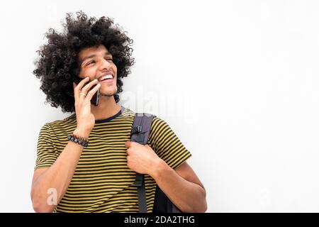 Portrait schöner junger Mann im Gespräch mit Handy gegen isoliert Weißer Hintergrund Stockfoto