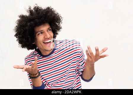 Portrait glücklicher junger Mann mit erhobenen Händen Fragen stellen Stockfoto
