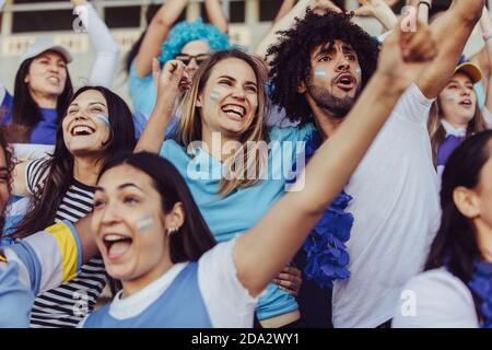 Argentiniens Fußballfans jubeln und springen im Stadion. Zuschauer im Stadion feiern den Sieg ihrer Mannschaft. Stockfoto