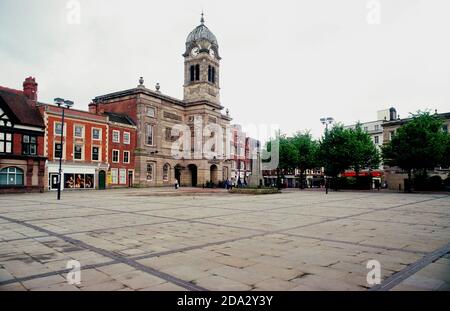 Der Marktplatz Derby zeigt die Guildhall neben dem Old Derbyshire Advertiser Wochenzeitung Büro auf der rechten Seite Stockfoto