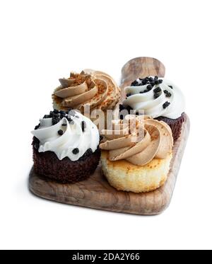 Set von Mini Cupcakes auf Holzbrett isoliert auf weiß Stockfoto