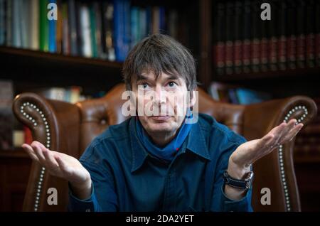 Autor Ian Rankin nimmt an der Einführung von Literary Lunches im Royal Scots Club, Edinburgh Teil und kündigt das erste Mittagessen in der Reihe an, bei dem die schottischen Kriminalautoren Rankin, Lin Anderson und Lesley Kelly den Vorsitz führen werden. Stockfoto