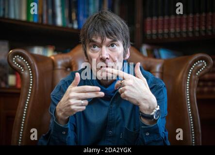 Autor Ian Rankin nimmt an der Einführung von Literary Lunches im Royal Scots Club, Edinburgh Teil und kündigt das erste Mittagessen in der Reihe an, bei dem die schottischen Kriminalautoren Rankin, Lin Anderson und Lesley Kelly den Vorsitz führen werden. Stockfoto