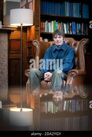 Autor Ian Rankin nimmt an der Einführung von Literary Lunches im Royal Scots Club, Edinburgh Teil und kündigt das erste Mittagessen in der Reihe an, bei dem die schottischen Kriminalautoren Rankin, Lin Anderson und Lesley Kelly den Vorsitz führen werden. Stockfoto