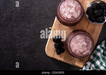 Frischer Brombeercocktail in kaltem Glas auf schwarzem Hintergrund Stockfoto