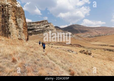 Wanderer wandern im Golden Gate National Park entlang eines Pfades in einem einzigen Ordner in Richtung der Sandsteinberge. Stockfoto