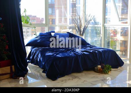 Luxuriöses Schlafzimmer in Blautönen Stockfoto