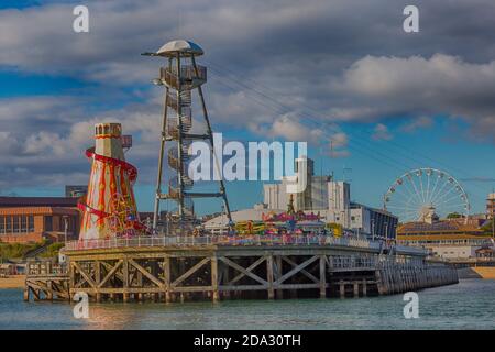 Bournemouth Pier mit Helter Skelter und Pier Zip Launch Tower vom Meer aus gesehen, Bournemouth, Dorset UK im Oktober - hdr-Effekt Stockfoto