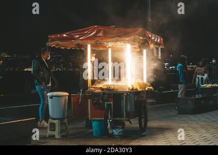 Street Food in Istanbul. Straßenleben in einer Nachtstraße in Istanbul Stockfoto