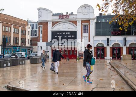 Die Menschen laufen am geschlossenen, ritzy Kino vorbei, das von der Picturehaus-Gruppe betrieben wird, in Brixton, im Süden Londons, zum Beginn der ersten vollen Woche der vierwöchigen nationalen Sperre in England. Stockfoto