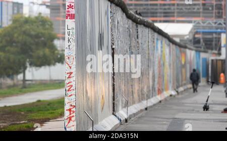 Berlin, Deutschland. November 2020. Morgens ist es auf einem Rest der Berliner Mauer als Teil der East Side Gallery leer und ruhig. Am 9. November 1989 fiel die Berliner Mauer. Quelle: Jens Kalaene/dpa-Zentralbild/dpa/Alamy Live News Stockfoto