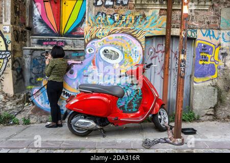 Roller auf dem Hintergrund einer Straße farbigen Wand. Lifestyle, Hipster und Street Life Konzept Stockfoto