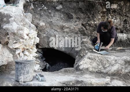 Jerusalem, Israel. November 2020. Archäologen der Israel Antiquities Authority graben im jüdischen Viertel Jerusalems an der Stelle aus, an der vier Goldmünzen entdeckt wurden. Die 1,000 Jahre alten Münzen, die in einem Keramikjuglet gefunden werden, gelten als ‘eine alte Spardose'. Die Münzen stammen aus den späten 1940er Jahren bis in die 970er Jahre, der frühen islamischen Zeit, eine Zeit des Übergangs, da die Kontrolle über das Gebiet von der sunnitischen abbasidischen Kalifat mit Sitz in Bagdad gewaltsam von der schiitischen Fatimiden-Dynastie Nordafrikas übernommen wurde. Kredit: Nir Alon/Alamy Live Nachrichten Stockfoto