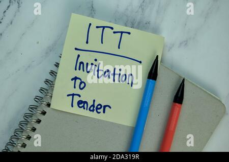 ITT - Einladung zum Kreditgeber schreiben auf Haftnotiz isoliert auf Holztisch. Stockfoto