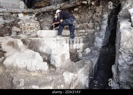 Jerusalem, Israel. November 2020. Archäologen der Israel Antiquities Authority graben im jüdischen Viertel Jerusalems an der Stelle aus, an der vier Goldmünzen entdeckt wurden. Die 1,000 Jahre alten Münzen, die in einem Keramikjuglet gefunden werden, gelten als ‘eine alte Spardose'. Die Münzen stammen aus den späten 1940er Jahren bis in die 970er Jahre, der frühen islamischen Zeit, eine Zeit des Übergangs, da die Kontrolle über das Gebiet von der sunnitischen abbasidischen Kalifat mit Sitz in Bagdad gewaltsam von der schiitischen Fatimiden-Dynastie Nordafrikas übernommen wurde. Kredit: Nir Alon/Alamy Live Nachrichten Stockfoto