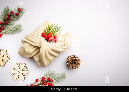 Zero Waste Geschenkverpackung traditionelle japanische furoshiki Stil. Kunststoff frei Hand gemacht Geschenkpaket für Weihnachten mit weihnachtsdekorationen, Draufsicht Stockfoto