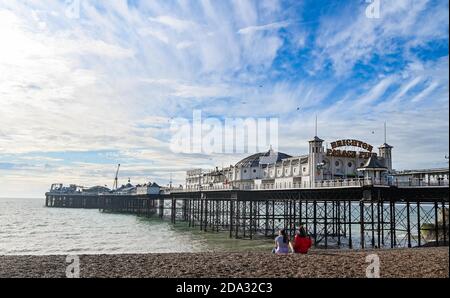 Brighton UK 9. November 2020 - Es ist ein schöner Tag am Brighton Strand an einem warmen sonnigen Herbsttag mit Temperaturen bis zu 18 Grad in einigen Teilen des Südostens : Credit Simon Dack / Alamy Live News Stockfoto