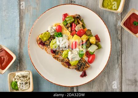 Gegrilltes Hähnchen mit Sesam neben gegrilltem Gemüse auf Holz Tabelle Stockfoto