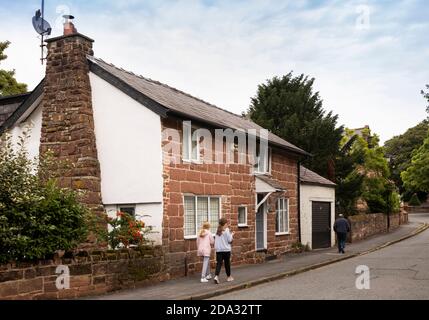 Großbritannien, England, Cheshire, Eastham, Stanley Lane, Hütten mit großen Sandsteinblöcken gebaut, wahrscheinlich wieder verwendet aus früheren Klostergebäude Stockfoto