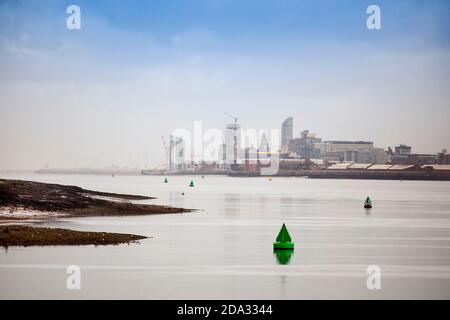 Großbritannien, England, Cheshire, Eastham, Blick nach Westen vom ehemaligen Fähranleger in Richtung Liverpool Waterfront Stockfoto