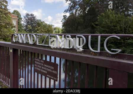 ZUTPHEN, NIEDERLANDE - 30. Aug 2020: Worte auf einer Brücke mit Fluss und Park im Hintergrund als Erinnerung an die Befreiung der Niederlande durch kanadische Streitkräfte. Stockfoto