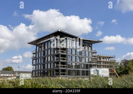 ZUTPHEN, NIEDERLANDE - 30. Aug 2020: Holländische moderne Baustelle mit moderner Fassade an einem blauen Himmel mit Wolken an einem sonnigen Tag Stockfoto