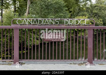 ZUTPHEN, NIEDERLANDE - 30. Aug 2020: Briefe bilden Wörter Canadians Bridge verweist auf die Befreiung der Holländer durch kanadische Streitkräfte in Second World Stockfoto