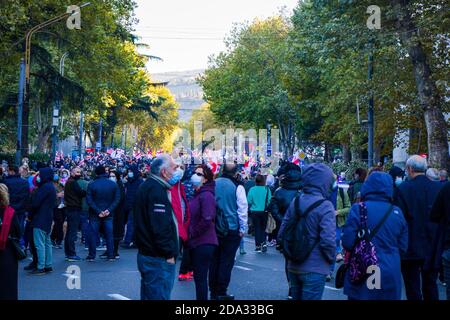 TIFLIS, GEORGIEN - 08. November 2020: Georgische Proteste vor dem Parlament von Georgien, Anti-Regierung-Proteste nach den Wahlen. Menschen mit m Stockfoto