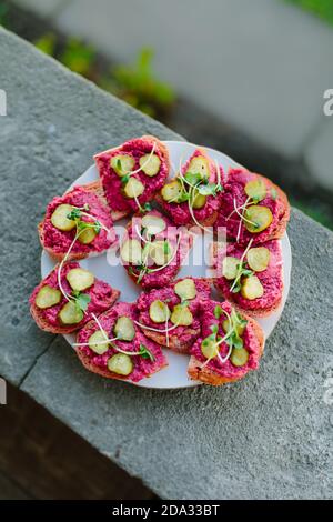 Vertikale Aufnahme von veganen Sandwiches mit Beetroot Hummus Stockfoto