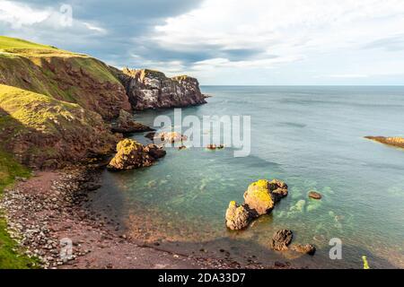 St Abbs, Großbritannien - 07. August 2020: Küstenlinie in der Nähe von St Abbs Head, Berwickshire, Scottish Borders, Schottland Stockfoto