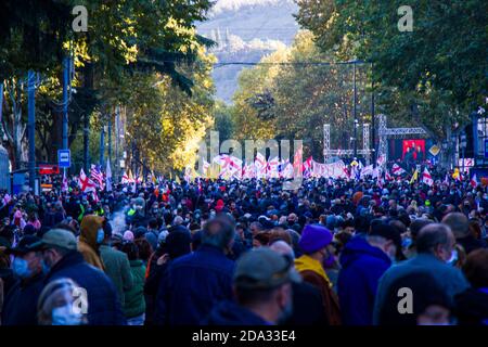 TIFLIS, GEORGIEN - 08. November 2020: Georgische Proteste vor dem Parlament von Georgien, Anti-Regierung-Proteste nach den Wahlen. Menschen mit m Stockfoto