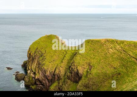 St Abbs, Großbritannien - 07. August 2020: Küstenlinie in der Nähe von St Abbs Head, Berwickshire, Scottish Borders, Schottland Stockfoto