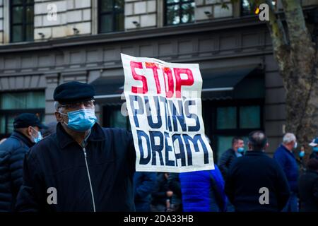 TIFLIS, GEORGIEN - 08. November 2020: Georgische Proteste vor dem Parlament von Georgien, Anti-Regierung-Proteste nach den Wahlen. Menschen mit m Stockfoto