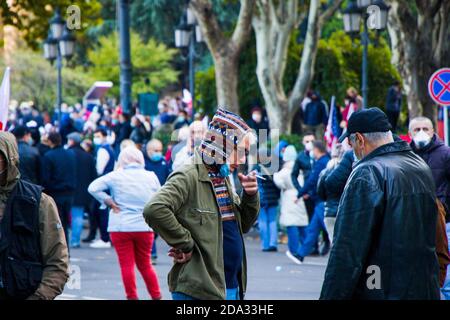 TIFLIS, GEORGIEN - 08. November 2020: Georgische Proteste vor dem Parlament von Georgien, Anti-Regierung-Proteste nach den Wahlen. Menschen mit m Stockfoto