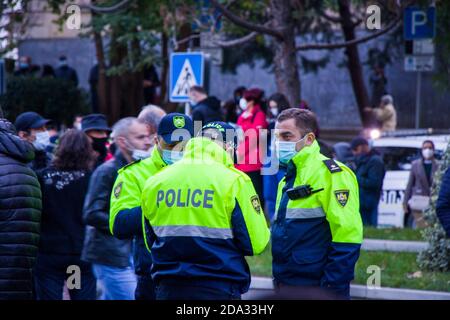 TIFLIS, GEORGIEN - 08. November 2020: Georgische Proteste vor dem Parlament von Georgien, Anti-Regierung-Proteste nach den Wahlen. Menschen mit m Stockfoto