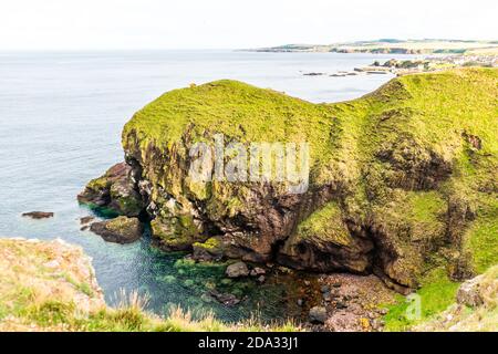 St Abbs, Großbritannien - 07. August 2020: Küstenlinie in der Nähe von St Abbs Head, Berwickshire, Scottish Borders, Schottland Stockfoto