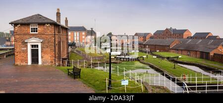 Großbritannien, England, Cheshire, Ellesmere Port, National Waterways Museum, Mauthaus über Schleusen, Panorama Stockfoto