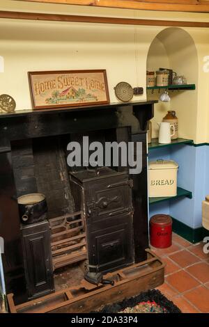 Großbritannien, England, Cheshire, Ellesmere Port, National Waterways Museum, Porter's Row Cottages, Küche aus den 1930er Jahren mit Gusseisen Stockfoto