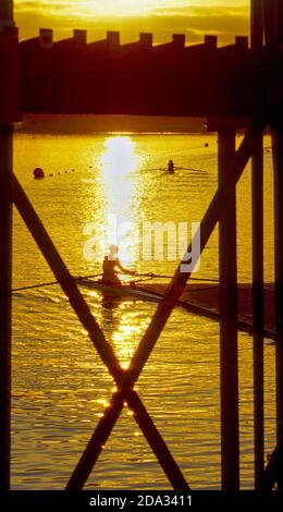 Sydney. AUSTRALIEN, Bootsmannschaften für das morgendliche Training, während die Sonne aufgeht der Sydney International Rowing Course, NSW., Veranstaltungsort für die Olympischen Spiele 2000 - Olympic Regatta, © Pete Spurrier, Stockfoto