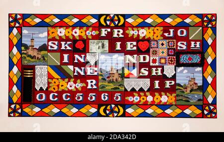 Großbritannien, England, Cheshire, Ellesmere Port, National Waterways Museum, Freundschaft gehäkelte Tafel Stockfoto