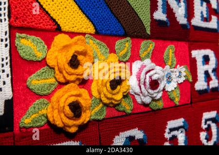 Großbritannien, England, Cheshire, Ellesmere Port, National Waterways Museum, Friendship gehäkelte Tafel, Rosen und Burgen Detail Stockfoto