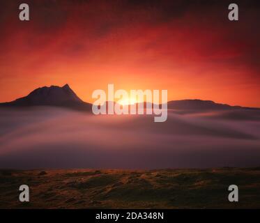Erstaunliche Landschaft von Anboto Berg von Saibi am Morgen neblig sonnenaufgang Stockfoto
