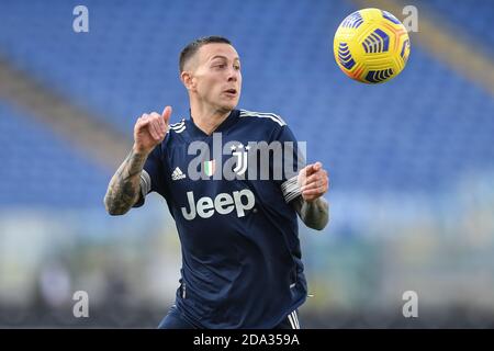 Roma, Italien. November 2020. Federico Bernardeschi vom FC Juventus tritt beim Fußballspiel der Serie A zwischen SS Lazio und FC Juventus im Olimpico-Stadion in Roma (Italien) am 8. November 2020 um den Ball an. Foto Antonietta Baldassarre/Insidefoto Kredit: Insidefoto srl/Alamy Live News Stockfoto